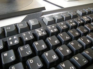 黒色に白文字のキーボード