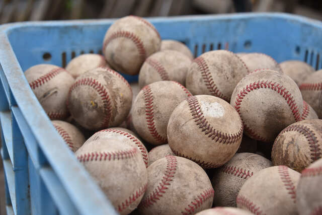 かごに積まれた野球ボール