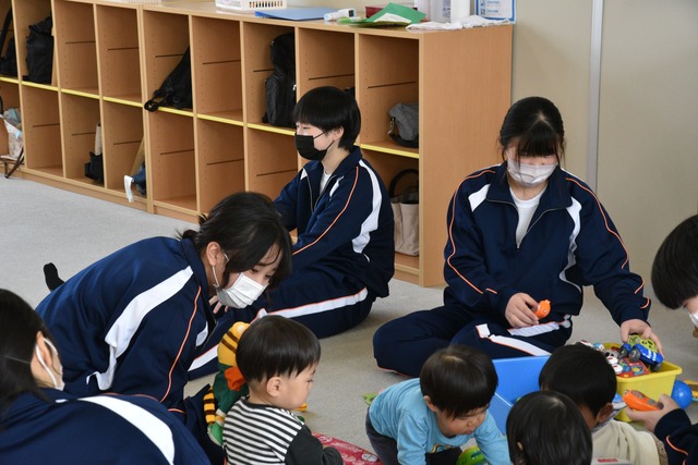 保育系列での子どもとのかかわっている様子