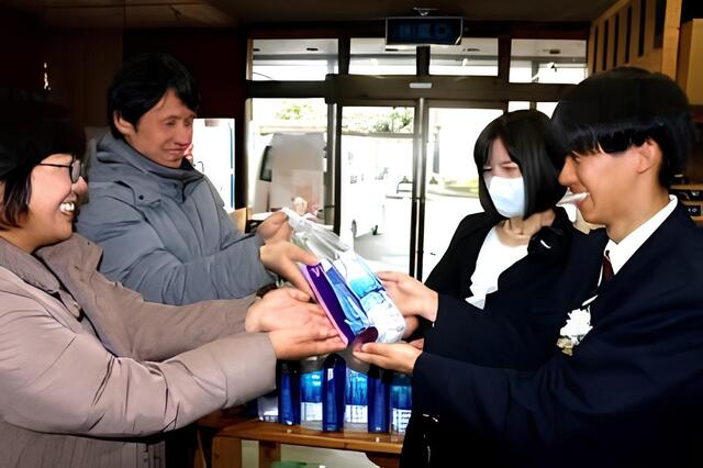 完成した商品を手渡ししています