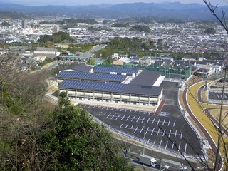 陣場峠から望む校舎