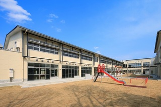 中央棟とわくわく広場