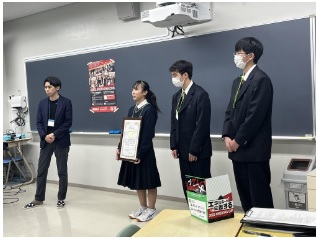 生徒が発表している様子