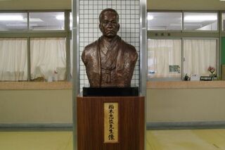 柏木忠俊公像