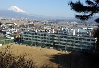 教室棟（龍城山から）
