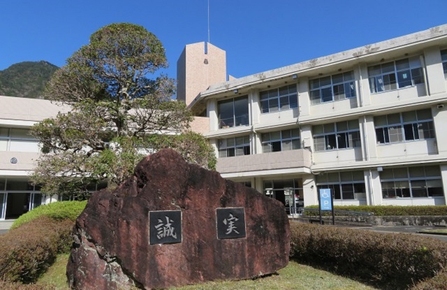 校訓石碑