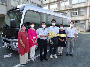 バス贈呈集合写真②