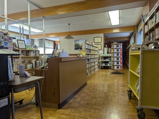 図書館2階の司書カウンターの様子