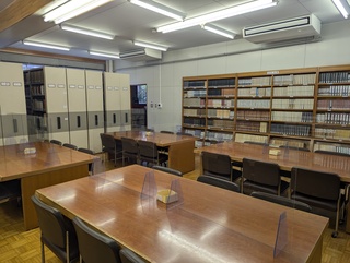 図書館1階書架スペース