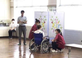 実技を行っている