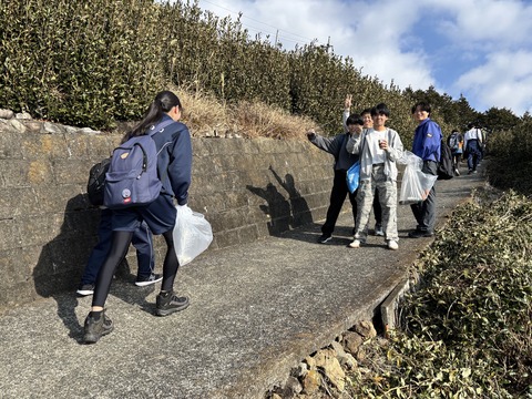 outdoor club_the pic of the students hiking