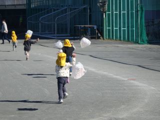 大場幼稚園凧揚げ２