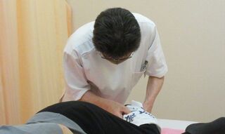 生徒があんまの実習をしている様子です
