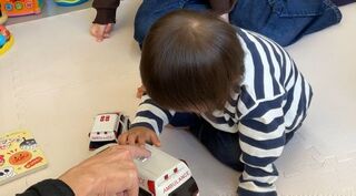 相談の子が救急車のおもちゃで遊んでいます