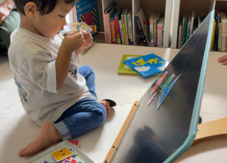 対象児が絵カードで遊んでいます