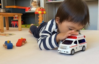 対象児が救急車で遊んでいます