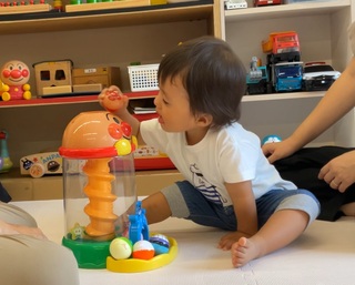 対象児が玉を転がして遊んでいます