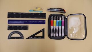 定規やコンパスなどの見やすい学習用具です