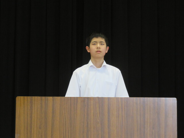 中学部生徒が演台上で弁論を発表する様子