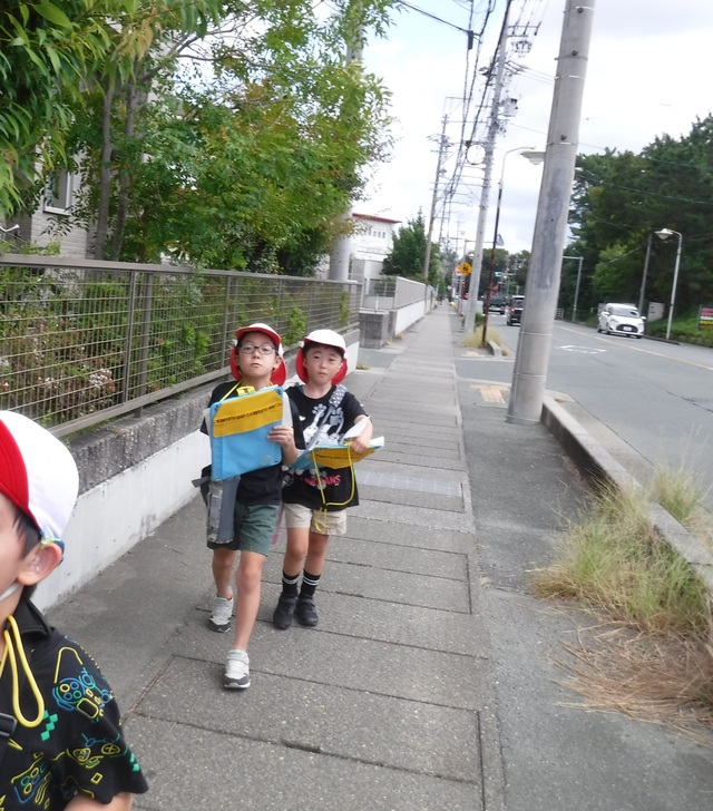 町探検一列に並んで