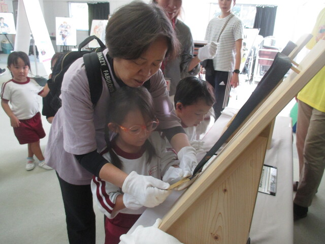 きんめだるを さわったよ