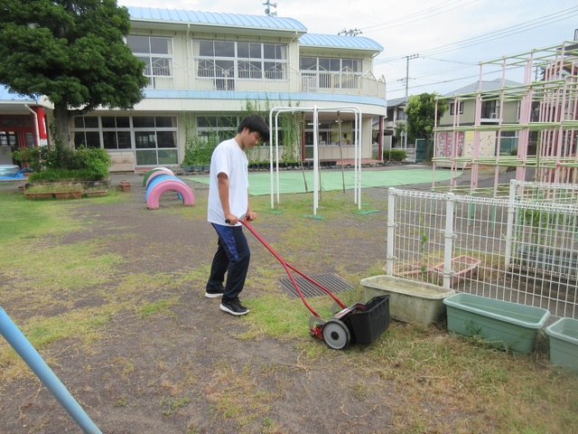 R7幼稚園草刈り R7幼稚園草刈り