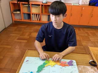 日本地図パズルに取り組む生徒の写真