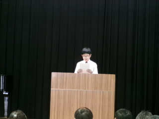 弁士3 普通科生徒が演台上で弁論を発表する様子