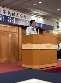 社長 松川電氣小澤社長が演台でお話ししている様子