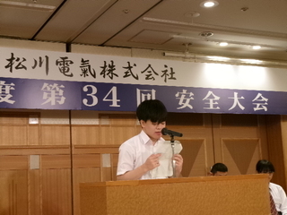 普通科生徒が演台上で弁論を発表する様子