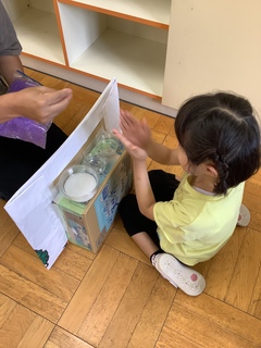 女の子が先生とお店屋さんごっこをしている