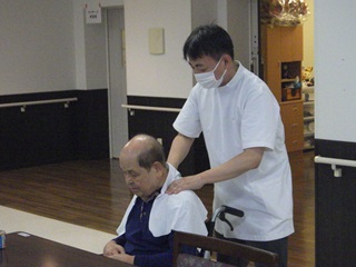 敬老治療奉仕