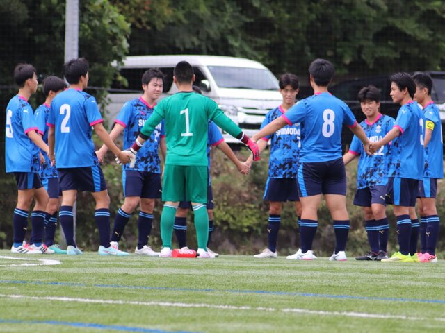 選手が試合前に円陣を組んでいます