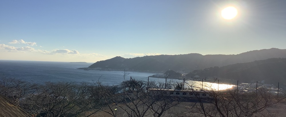 相模湾とグラウンド