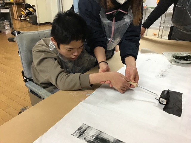 「歩」の文字の一筆目。力強く書き始めました。