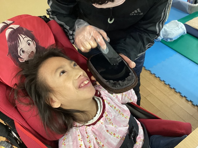 墨を硯で磨るときの香りは独特ですね。「墨の香りってこんな感じ。」と書く前に体感しました。