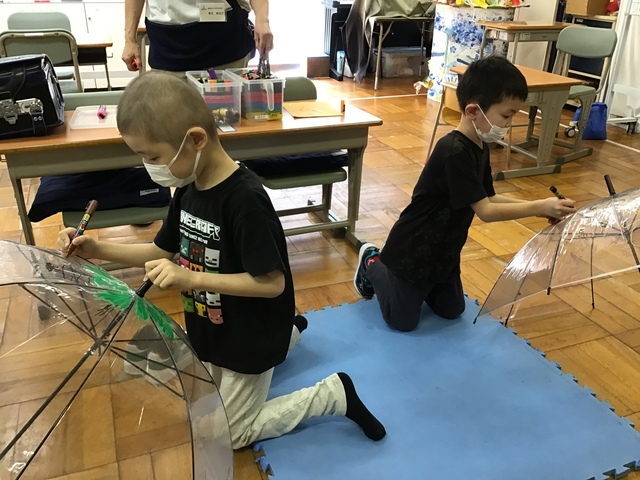 おしゃれなかさ① 色々な色を使ってカラフルに仕上げていきます。