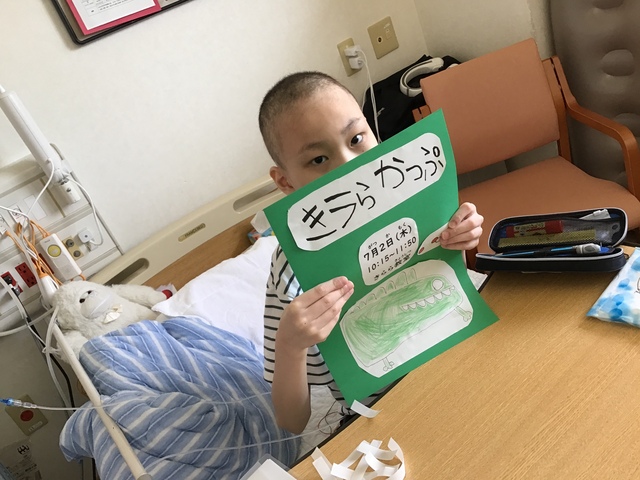 IMG_4242 ポスターには、大好きなわにを描きました。完成したポスターを両手にもって誇らしげです。