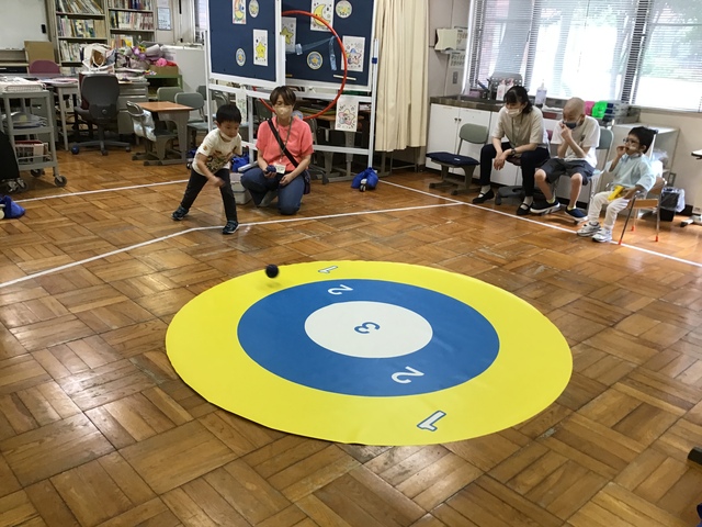 きららカップ③ 真ん中をよくねらってボッチャの球をなげました。