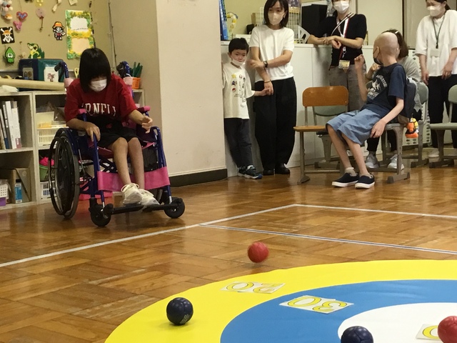 きららカップ⑥ 真ん中にボールが行くように力加減や投げる位置もよく考えて投げていました。