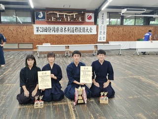 _2026-09-14 17-45-29_剣道部 日本剣道形の大会で優勝!_5_記念撮影