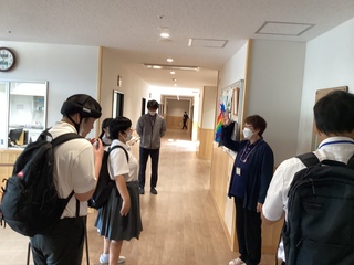 旭出学園グループ 施設の中の見学をしたり、生活の様子について話を聞いたりしました。
