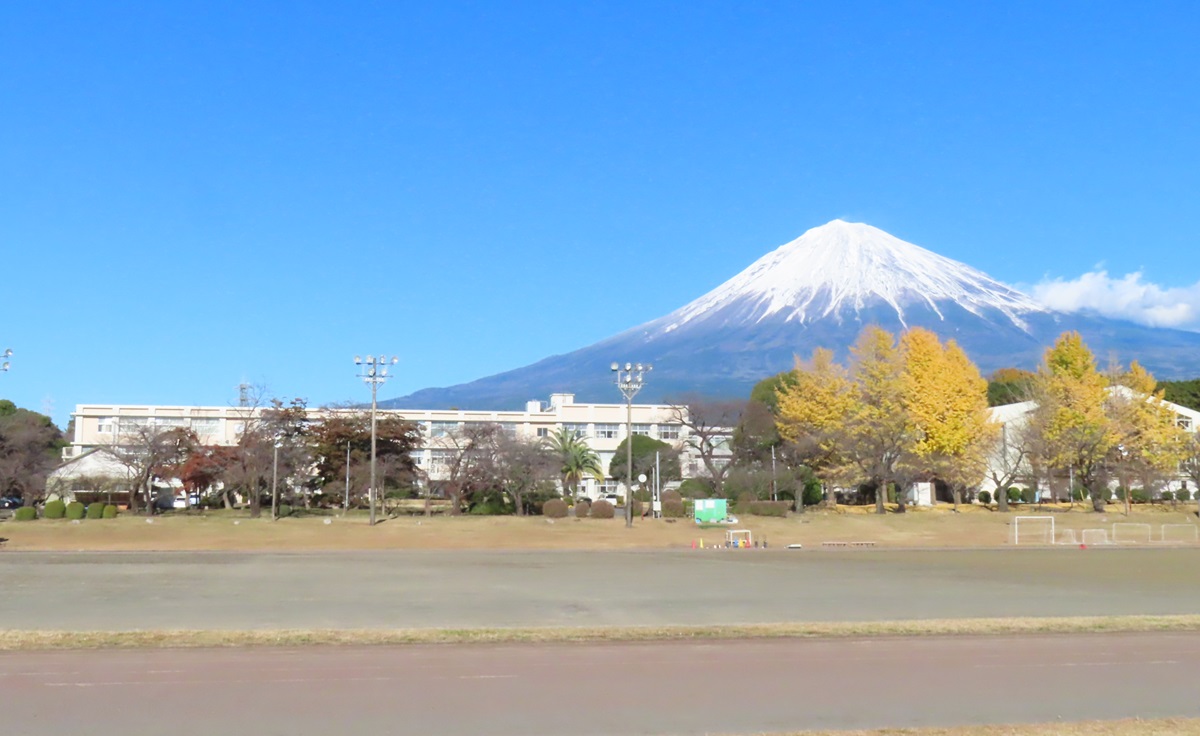 校舎と富士山