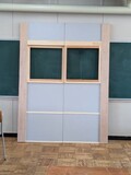 壁に窓を作りました。