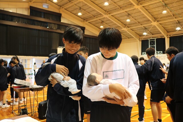 赤ちゃん抱っこ体験