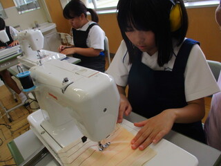 中学部１年　作業学習「けやき祭の販売会に向けて」