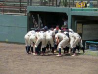 ベンチ前で円陣