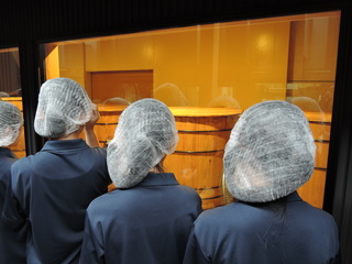 木樽熟成を行う杉桶