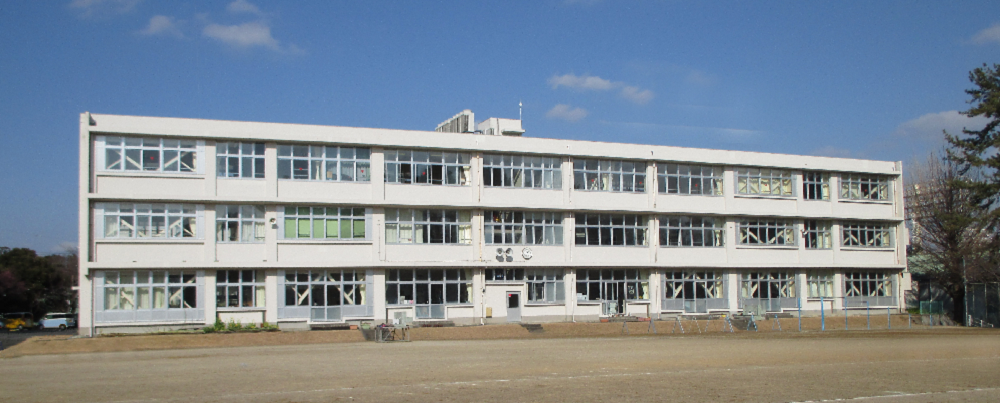校舎と空