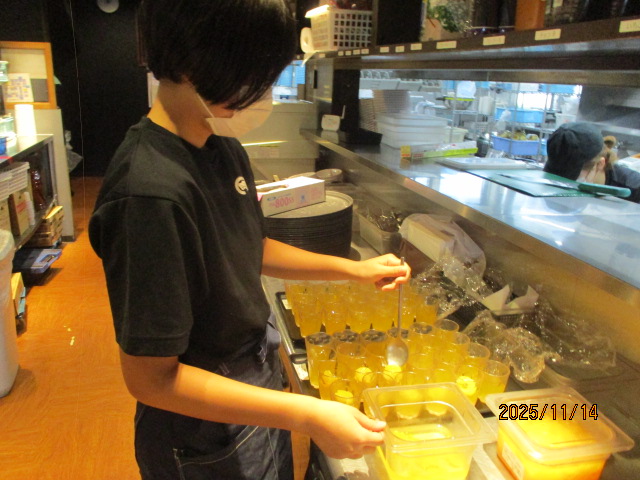 企業：デザートの盛り付け